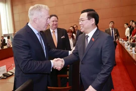 国会主席王廷惠会见美国-东盟商务理事会企业家代表团
