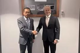 越南驻澳大利亚大使范雄心与澳大利亚国防部副部长休·杰弗里。图自越通社