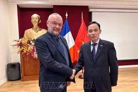 越共中央对外部部长黎怀忠会见法国社会党中央外事委员会书记 图自越通社