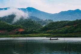 组图：佐东湖——西原地区的“下龙湾”