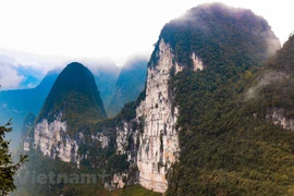 组图：征服马皮凉岭高海拔的白色悬崖