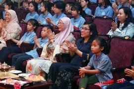 组图：越马两国总理夫人观看越南水上木偶戏表演