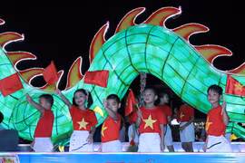 组图：巨型灯笼点亮宣城 中秋氛围逐渐浓郁