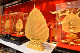 组图：阮德鹏艺人给菩提叶片穿上黄金新衣