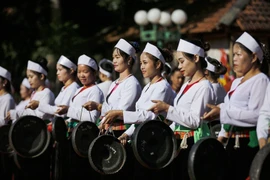 组图：注重保留和平省芒族妇女服饰的特色