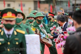 组图：河内市上千名新兵纷纷启程奔赴军营