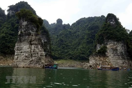 “陆上下龙湾”——宣光省纳杭自然保护区