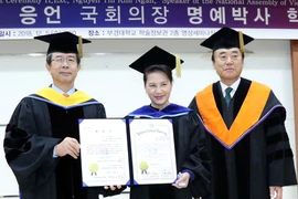 越南国会主席阮氏金银获颁韩国釜庆国立大学名誉博士学位（组图）