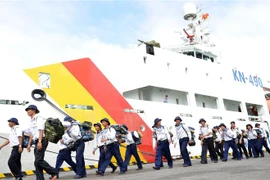 满载年货的轮船驶往长沙 送去浓浓的新年祝福（组图）
