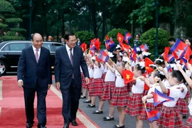 柬埔寨首相洪森对越南进行正式访问（组图）