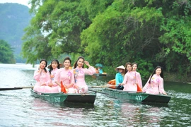宁平省：15名华闾佳丽向华闾古都上香（组图）