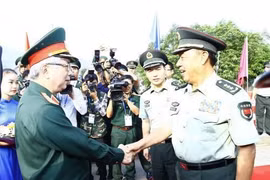 越南国防部副部长阮志咏欢迎中国代表团。（图片来源：越通社）