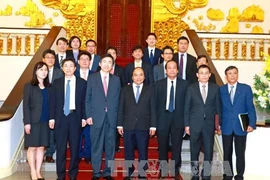 越南政府总理阮春福与韩国外交部长尹炳世合影。