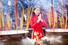 越南人年初去寺庙烧香祈福的美好习俗