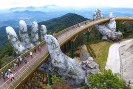 在巴拿山金桥踩上云端