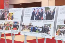  “在光荣的党旗下稳步前行”图片展开展