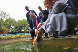 组图：美国驻越南大使丹尼尔•克里滕布林克欢度越南“灶王节”