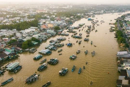 组图：来盖冷水上集市欣赏日出美景