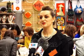 越南商品在布拉格圣诞慈善义卖活动中受欢迎