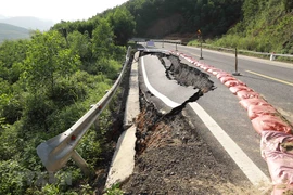 组图：广平省公路交通因暴雨洪水损毁严重