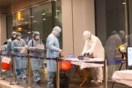 组图：从中国武汉市归来的30名越南公民抵达云屯国际机场