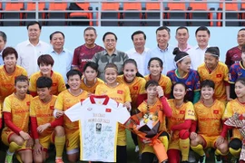 政府总理范明政在2023年国际足联女足世界杯前夕会见越南女足