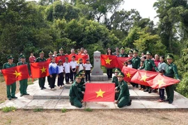 向得农省边境县绥德赠送1万面国旗