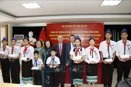 武阿丁助学基金为旅居老挝越侨子女发放助学金