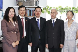 越南国家武文赏看望慰问旅居奥地利越南物理学家