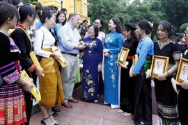 关心少数民族青年人才培养