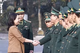 越南国家代主席武氏映春探访边防学院