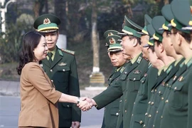 越南国家代主席武氏映春探访边防学院