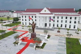 越南援建老挝公安部的公安政治学院移交仪式在万象举行