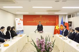 越南国家主席武文赏探访越南驻日本大使馆并会见旅日越南人代表