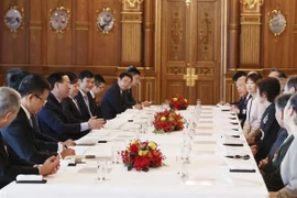 国家主席武文赏与参加越日青年交流活动的日本家庭会面