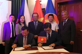 旅欧越南协会联合会与孙德胜大学签署合作协议