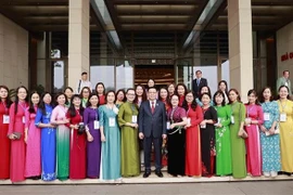 越南国会主席王廷惠：越南女记者始终保持“纯洁的心、尖锐的笔锋” 精神 不愧于“钢芦苇”称号