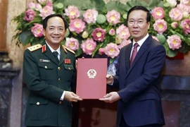 国家主席武文赏向郑文决同志颁发晋升上将军衔决定书