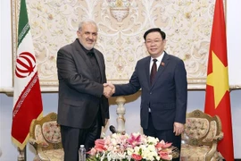 越南国会主席王廷惠会见伊朗工业、矿业和贸易部长阿巴斯·阿利亚巴迪