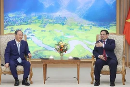 越南政府总理范明政会见日本前首相菅义伟
