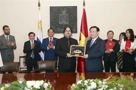 国会主席王廷惠会见乌拉圭首都蒙得维的亚市代市长