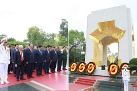 南方解放国家统一48周年：越南党和国家领导人拜谒胡志明主席陵
