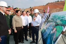 政府总理范明政莅临和平省调研