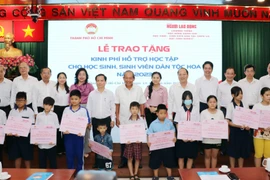 胡志明市向华族贫困生提供助学金