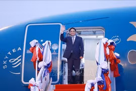 越南政府总理范明政抵达老挝出席第四届湄公河委员会峰会