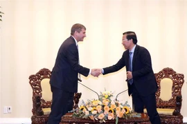 胡志明市人民委员会主席潘文买会见世界经济论坛执行董事杰里米·尤尔根斯