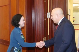 越共中央书记处书记张氏梅与古巴共产党高级代表团举行会谈
