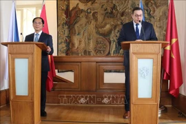 越南外长裴青山对捷克共和国进行正式访问