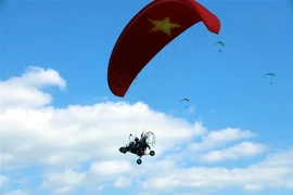 “越南最大规模动力滑翔伞编队”纪录确立