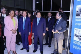 越南政府总理范明政在巴西出席胡志明主席和越南风土人情图片展开幕式 